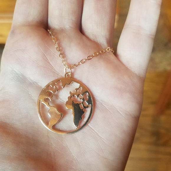 NWOT Gold Globe Map Necklace - Picture 13 of 16